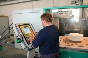  Fig. 1 a+b+c The block milling center is run in a fully automated fashion via the control panel. The milling residues of the blockout produced on the machine are extracted on the rear side and collected for recycling.Abb. 1 a+b+c Über das Steuergerät wird das Blockfräszentrum vollautomatisch geregelt. Die Fräsreste des hier entstehenden Aussparkerns werden an der Rückwand abgesaugt und für das Recycling gesammelt. 