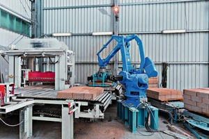  While one layer of stones is being split and another is waiting in the first buffer zone, the MPL800 picks up a finished layer from the second buffer zone and stacks it on a pallet ready for shipment 