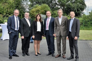  Der Andernacher Oberbürgermeister Achim Hütten, Landrat Dr. Alexander Saftig, MdB Mechthild Heil sowie Dr. Stephan Schleiermacher, Covestro AG, gratulieren den Assyx-Geschäftsführern Manfred Kessler und Alfred Rochlus (v. l. n. r.) zum Firmenjubiläum 