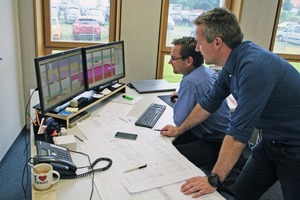  Dipl.-Ing. (FH) Andreas Beyer, technischer Leiter und Prokurist (rechts) und Dipl.-Ing. (BA) Holger Hefner (Technische Leitung) überprüfen die Produktionsplanung eines neuen Betonfertigteil-Bauvorhabens 