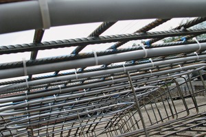  3Production of a geothermal segmenet: The absorber pipes (grey) are attached to the reinforcement 