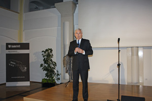  Martin Möllmann, Leiter Produktmarketing und Weisszementvertrieb der Dyckerhoff AG, begrüßte die Teilnehmer der Tagung in Wiesbaden 