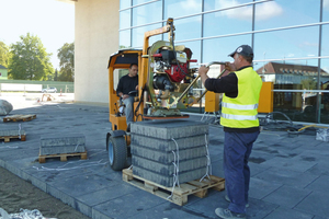  The enormous suction power of the vacuum lifting device ensures an efficient and safe laying of the paving slabs 