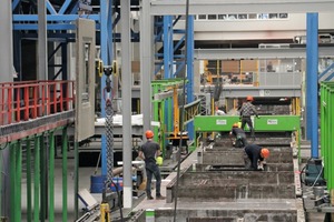  The system transfers the formliner fixed to a frame (left) to the production line with pallets (right) 