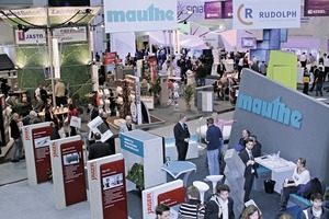  View from the first floor of the exhibition stand of BetonMarketing to the well-attended hall 