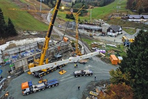  Der Koloss wird auf der Baustelle in Posi­tion gebracht 