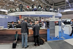  Schon beim Standbau spielt Beton die Hauptrolle: Hochwertige Fußböden, Sichtbetonwände und elegante Treppen – wie hier auf dem Stand der BAU 2013  