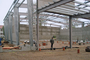  A mobile crane lifted the ready-to-assemble lightweight concrete wall units from the truck and moved them directly to the steel structure, where skilled in-house staff ensured their appropriate assembly  