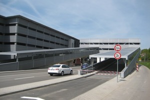  Fig. 1 The parking garage of Audi can be reached directly from the district road via the access ramps made of precast concrete elements.Abb. 1 Über Rampenauffahr-ten aus Betonfertigteilen lässt sich das Audi-Parkhaus direkt von der Kreisstraße erreichen. 