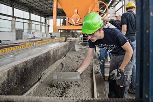  2Pouring a carbon ­concrete beam at the ­Oschatz concrete plant 