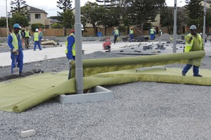  Die obere Schicht des Inbitex-Geotextils wird auf dem Gelände der Blue Route Mall verlegt 