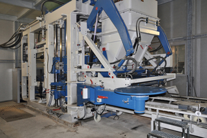  The new KRS 3 block making machine with the face mix concrete unit 