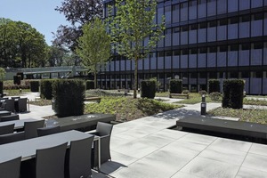  Fig. 2 With their prominent size, the “Umbriano” natural stone slabs from the park increasingly consolidate toward the closed patio surface in the court.  