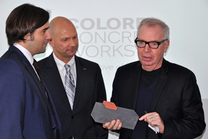  The spokesman for constructional issues of the parliamentary group of the German Liberal Democrats, Dipl.-Ing. Sebastian Körber, and Jörg Hellwig, Head of the Inorganic Pigments business unit at Lanxess presenting the award to David Chipperfield  