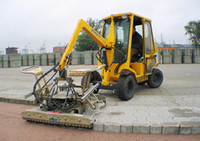  Fig. 2 The VM 204 on the Robotec with a daily performance of 1,000 m² in the port of Hamburg. 