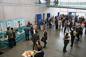  Neben dem Hörsaal war auch die Begleitausstellung im Foyer der Hochschule Regensburg sehr gut besucht 