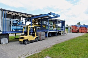  The driver of the DeeBeeCee truck operates the stacker as well so that the customers have to make no personnel available for grinding  