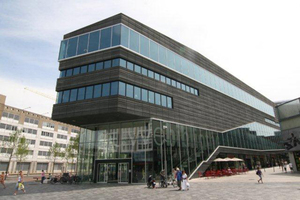  Vorhangfassade der Bibliothek Almere mit Betonfertigteilen 