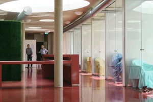  The light, transparent atmosphere in the ­interior of the building 