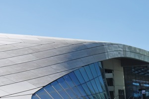  Die Dachhaut der neuen Empfangshalle ist eine Stahlkonstruktion, die mit großformatigen, zweifach gekrümmten Betonfertigteilen belegt ist 