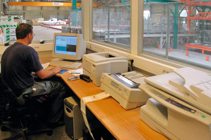  3 In precast production, CAD and CAM have paved the way for a considerable streamlining effort: control desk with control computer  