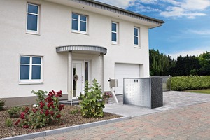  No need for the postman to ring twice: He deposits the parcel of the house owner in the concrete parcel container 