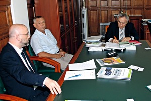  The scientific team of the Kucherenko Institute in conversation with BFT Editor-in-Chief Christian Jahn (left) 