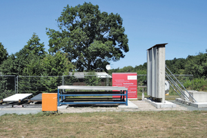  → 2 View of the component surface exposed to natural weathering with three different experimental set-ups:One light and one dark UHPC shell in slightly inclined position provided with capillary tube matting to analyze the effect of thermal activation (left); elevated UHPC shells for testing the tightness of the joints between two adjacent shells by means of linear TDR moisture sensors (center); hybrid concrete component with UHPC curtain shell to analyze the heat and moisture behavior of the wall construction (right) 