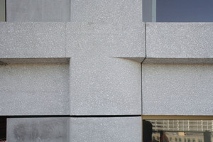  Das Hochhaus besitzt eine in Teilen sandgestrahlte BFT-Fassade, deren vertikale Lisenen abgerundet sind 