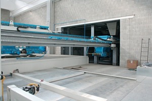 Fig. 3 The bucket conveyor transports the concrete to the block machine 