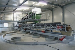  This intelligent Gasus shuttle conveyor, mounted on a carriage, is turnable and moveable and transfers the aggregates to the individual bins 