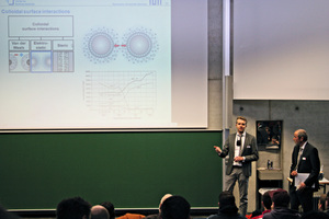  Auch die 24. Auflage des Schleibinger Rheologie-Kolloquiums bot interes­sante Fachvorträge wie hier von Dr.-Ing. Dirk Lowke (TU München). Rechts im Bild Prof. Dr. Wolfgang Kusterle (OTH Regensburg) 