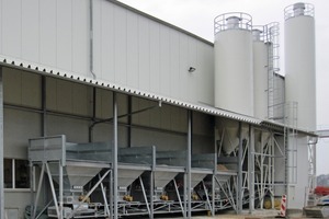  The powder and aggregate silos are discharged through the same weigh belt conveyor 