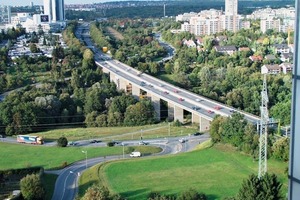  Bei der B27-Körschtalbrücke, Stuttgart-Möhringen, wurden an den Stegen mit je 5 CFK-Spanngliedern die Koppelfuge überspannt 