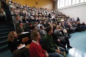  Fig. 1 Der Hörsaal war voll besetzt mit internationaler Zuhörerschaft. 