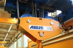  Wire rope hoist at a double-girder overhead traveling crane 