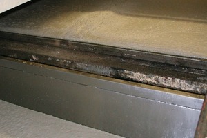  Fig. 4 In the foreground, a mold is located in which the aerated concrete is rising. The concrete mix above has reached its full expansion level  after only a few minutes, and is then transported to the     curing chamber. 