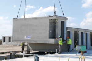  Mounting of the first precast units for the Zaanstad penitentiary building 