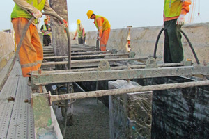  Der Beton wird in die Formen gefüllt 