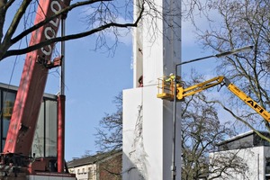  Der Kölner Glockenturm besteht aus 8 L‑förmigen Beton­fertigteilen, die in zwei Ebenen übereinander angeordnet sind. Die durchgehenden ­Mittelfugen formen ein Kreuz, das nachts ­hinterleuchtet ist 