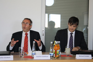  Unternehmensgründer Joachim Glatthaar und Geschäftsführer Michael Gruben (rechts) bei der Pressekonferenz im schwimmenden Innovationszentrum 