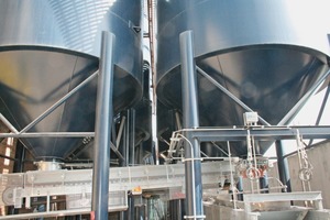  <span class="bildunterschrift_hervorgehoben">Fig. 3</span> The aggregates are transported from the new silos to the concrete mixing tower by weigh belts.<br /> 