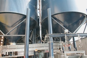  Abb. 3 Über Wiegebänder werden die Zuschlagstoffe aus den neuen Silos in den Betonturm zum Mischer transportiert. 