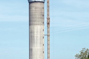  Der Turm ragt 246 m über das Erdreich hinaus und reicht rund 30 m in die Tiefe 