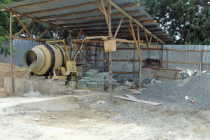  Werkstofflager und Mischwerkzeuge auf einer Baustelle in Daressalaam/Tansania 