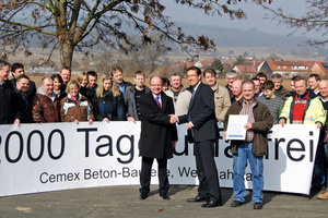  Congratulations on a first-class safety achievement: Dipl.-Ing. Wolfgang Pichl (first row, l.), head of accident prevention construction materials – nonmetallic minerals “Baustoffe – Steine – Erden” of BG RCI, Michael Saphörster (M.), general manager of CEMEX Beton-Bauteile GmbH, and Jörg Schmidt (r.), production manager at the Bremke and Lahntal precast plants 