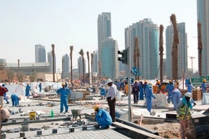  Abb. 1 Kurz vor der Eröffnung der Burj Kalif wurden die ­Außenflächen des höchsten Bauwerks der Welt gepflastert.  