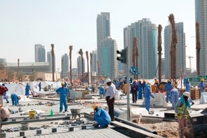  Fig. 1 Shortly before the ­opening of the Burj Khalifa, the outer surfaces of the ­highest building in the world were paved. 