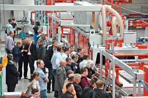  Abb. 1 Besucher vor der Linie in Produktion. 