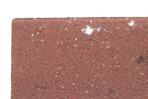  Abb. 2  Agglomeriertes TiO2 auf der Oberfläche eines Beton-pflastersteins. 